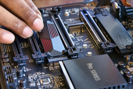 Het moederbord heeft in totaal drie slots voor NvmE SSD's.