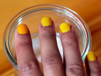 Nagellak gebruikt hetzelfde principe om van geel naar oranje te kleuren.