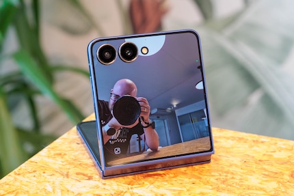 Hoofdcamera en ultra-groothoekcamera kunnen worden gebruikt voor selfies met het externe beeldscherm.