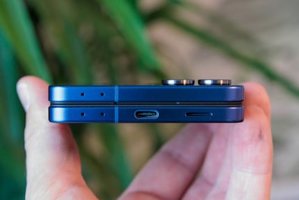 USB-C is beschikbaar, maar de Flip 7 laadt niet echt snel op.