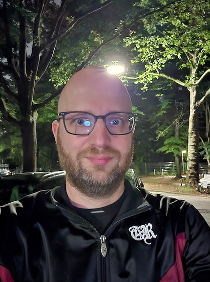Selfie met de selfiecamera in nachtmodus.