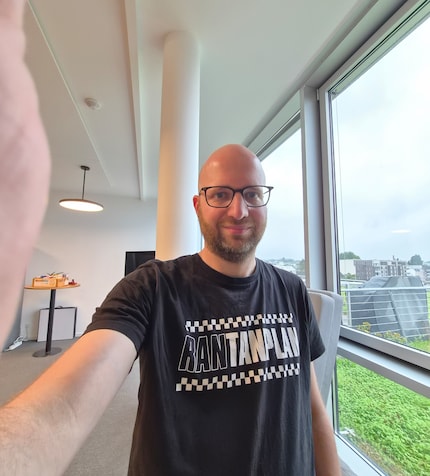 Een vinger komt gemakkelijk in beeld bij het nemen van een selfie met de ultra-groothoekcamera.
