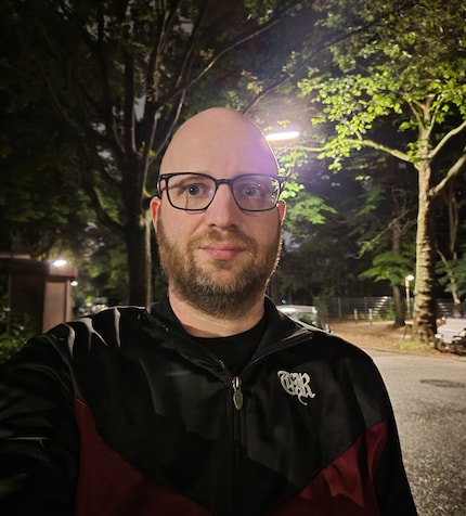 Selfie met de hoofdcamera in nachtmodus.