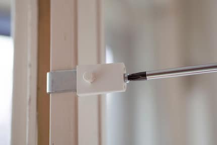Stap 1: Draai de klembeugel één keer vast met de schroevendraaier.