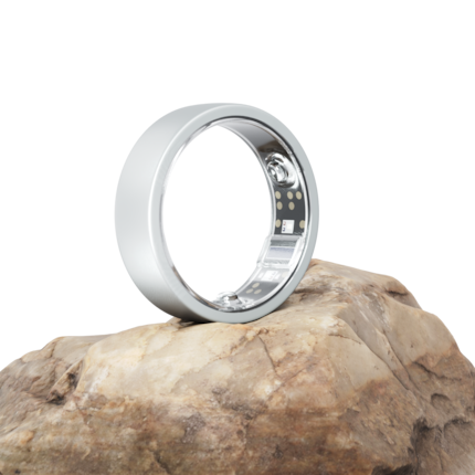 De Zwitserse ring van titanium heeft een onopvallend, tijdloos ontwerp.