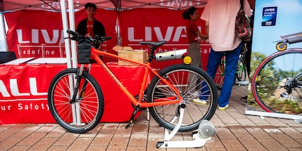 Managing Director Shihao Liao op de stand van Livall op Eurobike in Frankfurt am Main.