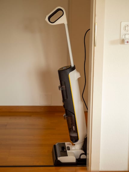 Tijdens het opladen of zelf schoonmaken steekt de FCV 4 duidelijk uit het laadstation.