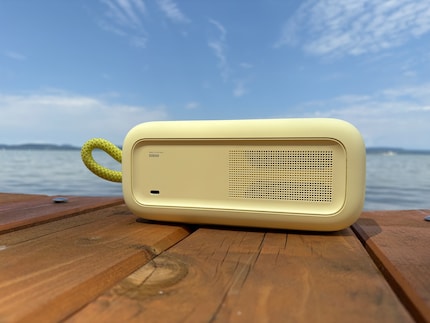 Je kunt je mobiel ook even opladen aan de achterkant.