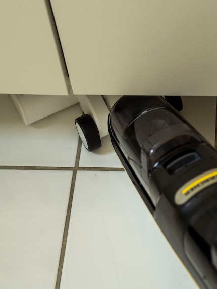 De Kärcher komt niet verder onder de kast.