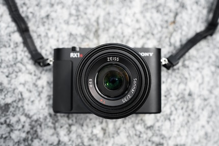De oude Zeiss lens stelt prettig snel scherp en heeft een centrale sluiter.