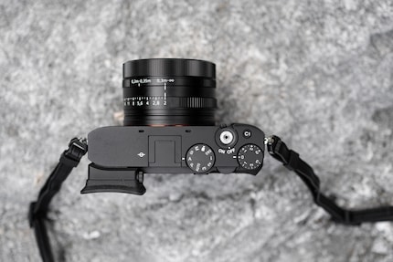 De bediening is beperkt en gericht op fotografie, maar niet beperkend.