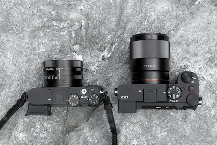 De Alpha 7C R (rechts) met een 35 mm objectief lijkt op papier op de RX1R III, maar voelt in werkelijkheid heel anders aan.