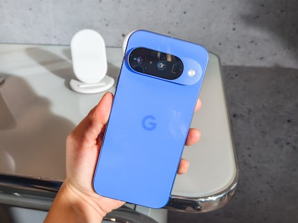 De Google Pixel 10 in de bekende indigokleur voor het jubileum - met één camera meer.