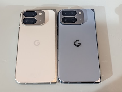 De Pixel 10 Pro Fold rechts is nauwelijks te onderscheiden van het oudere model links.