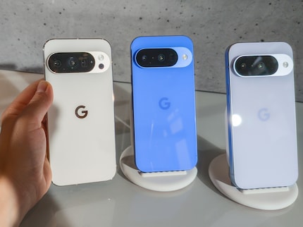 De Pixel 10 Pro links vergeleken met de Pixel 10 in het midden en rechts. De witte kleur is ook anders.