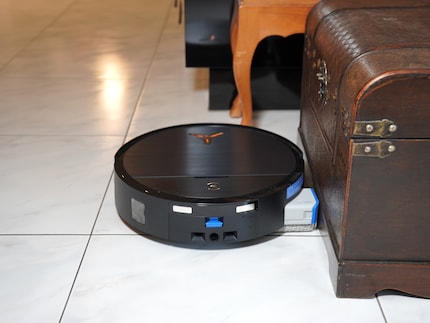 Om randen schoon te maken, schuift de Deebot de rol uit naar de zijkant.