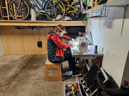 Praktisch productontwerp: David realiseert zijn ideeën op de naaimachine.