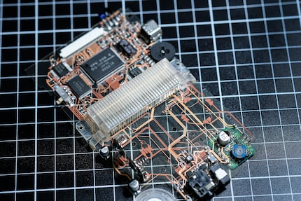 Dit is het transparante moederbord van de Game Boy Color, ontwikkeld en gebouwd door de Australische modder Natalie the Nerd.