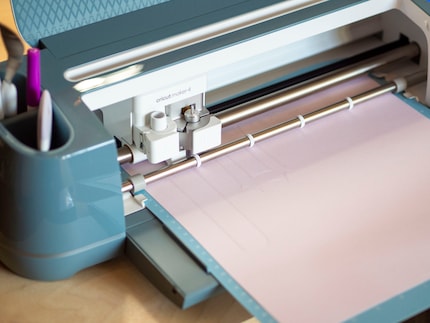 Als je geen Cricut«Smart» materialen gebruikt, moet je het achtergrondmateriaal op een mat leggen.