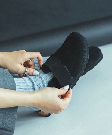 De schoen heeft een minimalistische en moderne look.