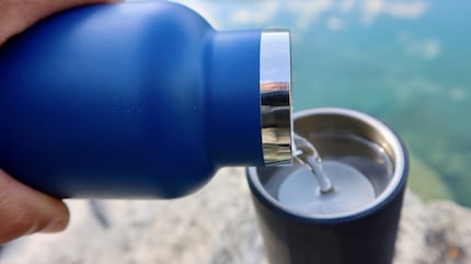 De Outin Nano werkt zonder stroomaansluiting met koud water uit de drinkfles.
