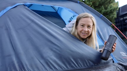 's Ochtends geniet ik van mijn eerste slok koffie in de tent.