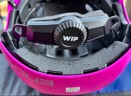 De Ensis Rider helm is beschermd met schuim en is gemakkelijk af te stellen.