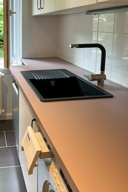 De roze kleur in combinatie met de zwarte wasbak. Ik weet nog niet zeker of ik het stijlvol of overdreven vind.