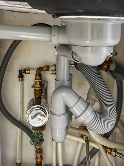 Om in de afvoer van de muur te komen, moet het water omhoog stromen. Dit kan niet werken.