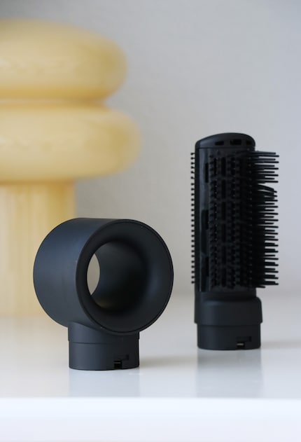 Het droogopzetstuk links, de paddleborstel rechts.