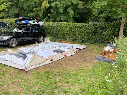 Het is bijna klaar, er ontbreekt alleen nog wat lucht in de tent.
