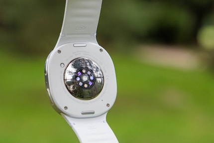 De sensoren op de achterkant van de Galaxy Watch 8 registreren verschillende gegevens. 