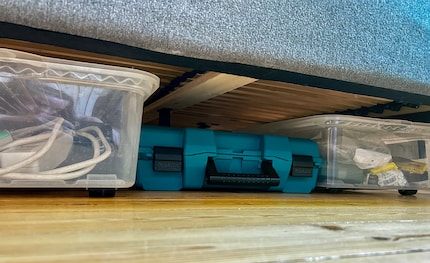 Kijk onder het bed: de Makita en de twee gereedschapskisten maken het zichzelf gemakkelijk.