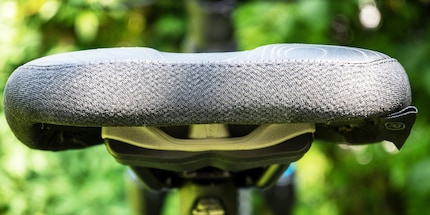 Typisch SQlab: de actieve technologie met elastomeren onder de schaal. Hier in grijs voor 70 tot 80 kilogram lichaamsgewicht.