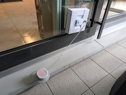 De W200 werkt niet zonder dat de veiligheidskabel is vastgeklikt.