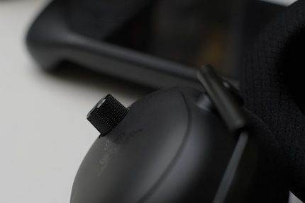 The rotary control has a textured surface for a better grip.