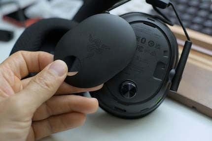 I personalise the headset with the removable side panels.
