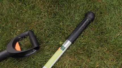 De dure Fiskars knipper (links) heeft een beter handvat dan de Siena Garden tool (rechts).