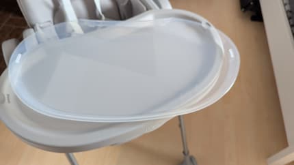 Omdat er bijna altijd iets gemorst wordt tijdens het eten, kan het inzetbakje verwijderd worden. Dit maakt afwassen makkelijker.