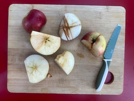 Alleen kinderen kunnen zo handig appels snijden.