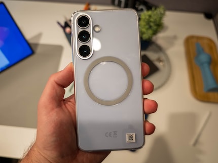 Das Galaxy S25 FE ist Qi2 Ready. Magnetisch hält es nur mit einer extra Hülle an Ladegeräten.