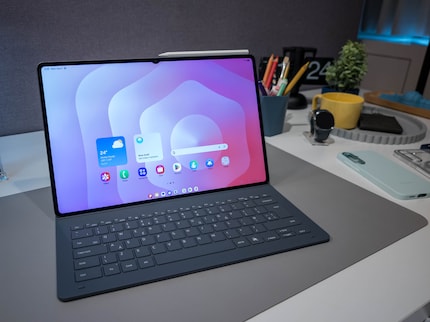 De Galaxy Tab S11 Ultra met een Book Cover Keyboard.