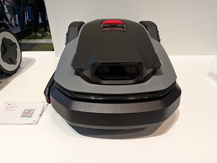 De RockMow S1 met het camera- en sensorsysteem.