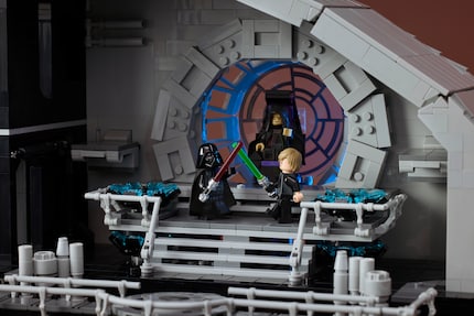 Im Thronsaal treffen Luke und Vader aufeinander, beobachtet vom Imperator.
