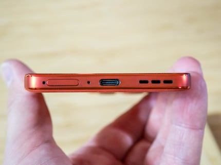 De Edge 60 Neo kan worden opgeladen via een kabel of draadloos.