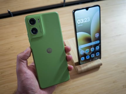 De Moto G06 Power is ondanks zijn grote batterij niet lomp.