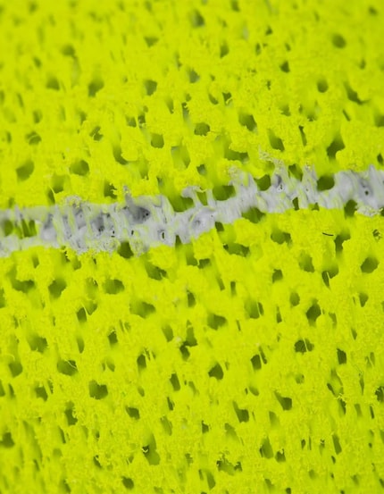 Close-up van het honingraatachtige oppervlak: de 3D-geprinte structuur vervangt het rubber en vilt van conventionele tennisballen.