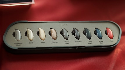 Die kleinen KI-Hörgeräte von ReSound gibt’s in allen möglichen Farben.
