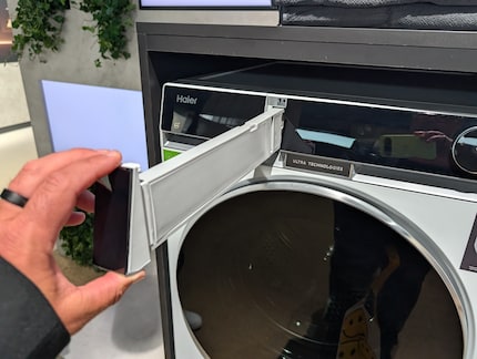 The filter for fluff and dust is easily accessible.