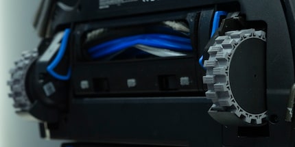 De rubberen wielen zorgen ervoor dat de robotstofzuiger zonder onderbreking of schokken over drempels kan klimmen. 